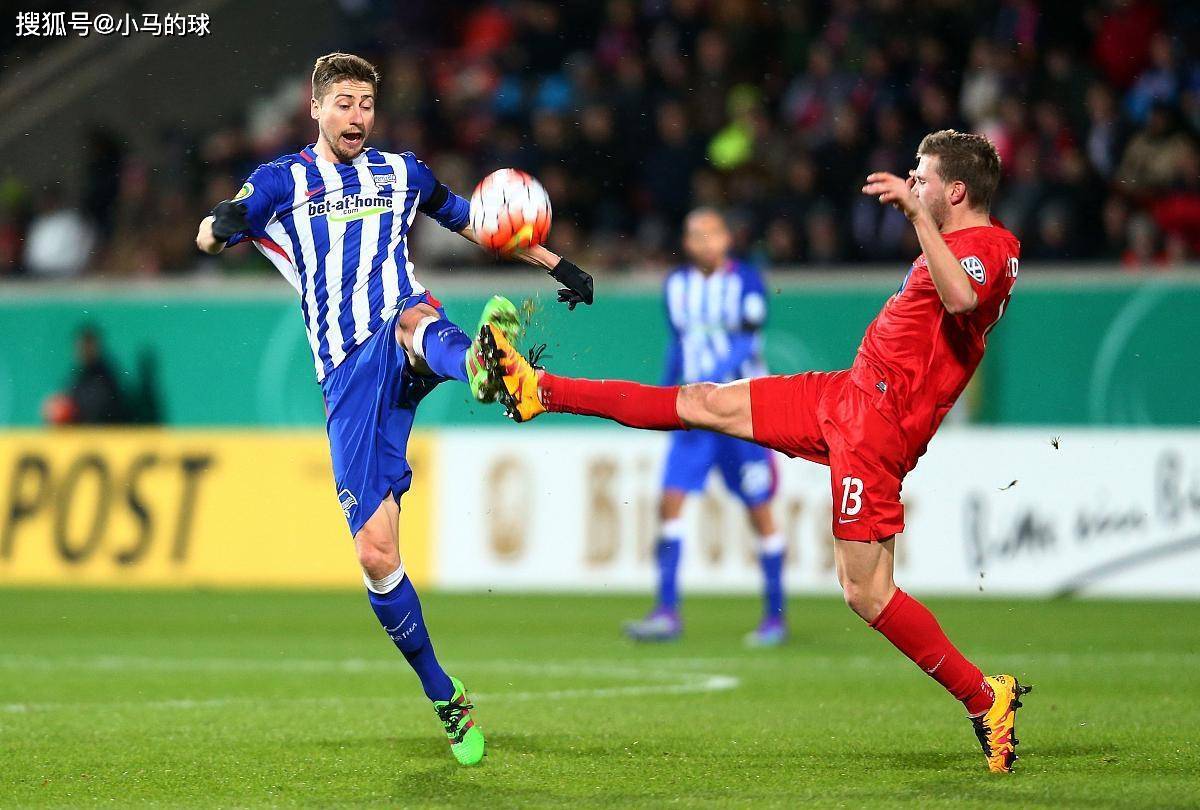 阿贾克斯迎德国杯关键赛，今夜绝杀压哨，气氛紧张，临场指挥获称赞的简单介绍