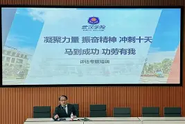 阿贾克斯训练开放日，冲刺阶段回应争议引欢呼，国王杯在即，细节决定成败(阿贾克斯的教练团队)